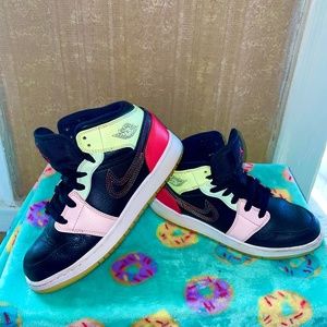 Nike Air Jordan 1 Mid Glow-In-The-Dark (GS) SZ 5Y